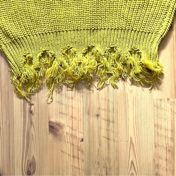 Love Tree Women's Frayed Sweater Yellow Size Large Good Condition - Picture 7 of 9